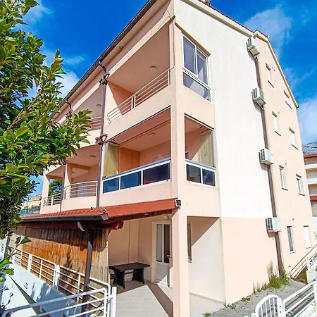 Apartment Cavar